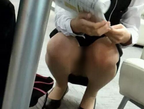 【盗撮】パンチラ攻略!携帯ショップ店員が接客してくれる最中に股間を隠しカメラで真正面から撮影!のトップ画像