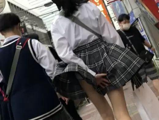 【盗撮】横浜駅周辺に神出現！暴風雨の日に可愛い女子校生たちの風パンチラを乱獲して公開！