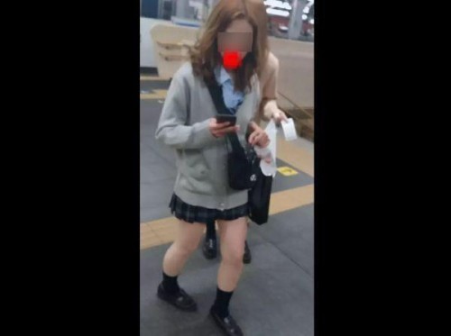 【盗撮】新宿駅周辺でスレンダー美脚仕様のＪＫ美少女をストーカーしながらパンティ隠し撮り！のトップ画像