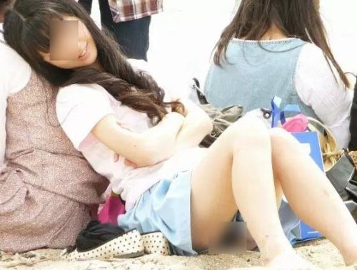【盗撮】大学のサークルで海に行ったときに隠し撮り！後輩女子の中でNO.1の美形お嬢様の無防備すぎてパンチラ胸チラ連発しま……のトップ画像