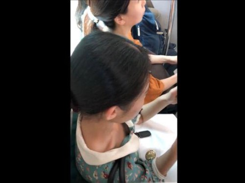 【盗撮】電車でスマホ撮影された清純娘の胸チラ覗き込み映像とか興奮必須！のトップ画像