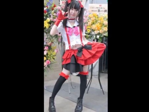 【盗撮】美少女コスプレイヤーさんがしゃがみ込んだらパンチラしてしまい視線集中！のトップ画像