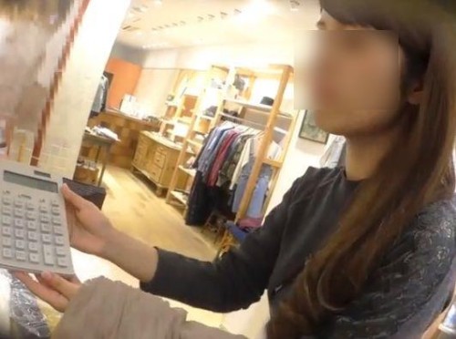 【盗撮】超美形アパレル系ショップ店員さんのお姉さんの下半身からパンチラを無断撮影！のトップ画像