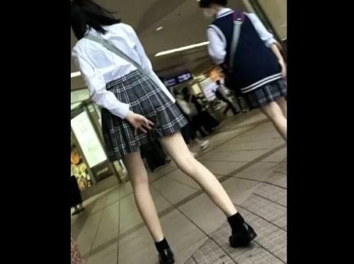 【盗撮】横浜駅周辺で張り込んでモデル級のスレンダー美脚美少女のJKを尾行してパンチラを撮影してきた！のトップ画像