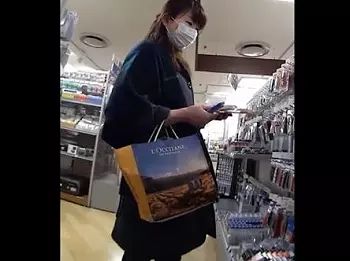 【盗撮】清楚系女子大生の買い物中に粘着してスマホで隠し撮りしたパンチラを公開してる！！のトップ画像