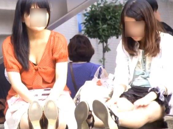 【HQ盗撮動画】街中で路肩に腰かけていた素人お嬢さん二人組の股間からパンチラを発見して即撮影ｗｗｗのトップ画像