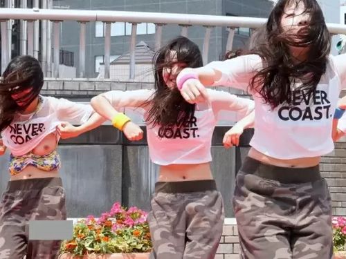 【超お宝】女子大生がダンス中に水着がズレて片乳が丸出しになる動画が発見される！のトップ画像