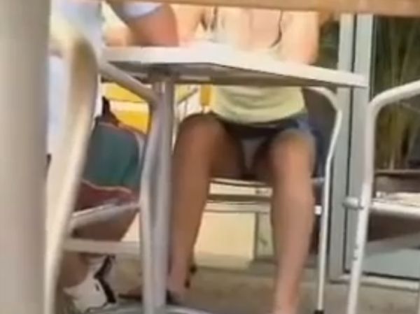 【リアル盗撮】フードコートでテーブル下に視線をやるとミニスカお姉さんの純白パンティが見えている！のトップ画像