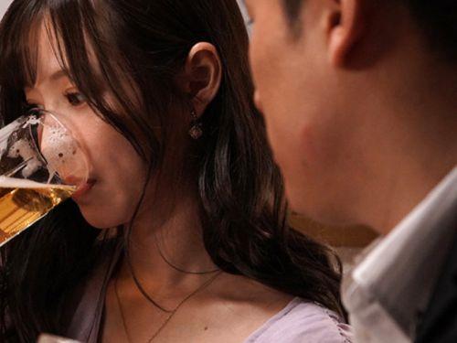 【天使もえ】婚約者を裏切ってチンポのデカい元カレと浮気するスレンダー美女！のトップ画像
