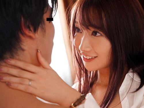 【加美杏奈】妻子持ちの上司と出張先でSEXしてしまい朝までハメ狂ってしまう美人社員！のトップ画像