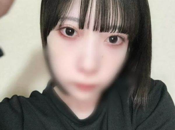 【個人撮影】裏垢自撮り投稿！M気質のメンヘラ女子２４歳さんが濡らしたパイパンマンコを開脚丸出し！のトップ画像