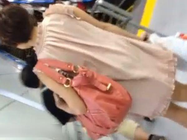 【隠撮】ショートヘア美人のお姉さんのパンチラを駅構内で盗撮すると超ムチ尻で最高ｗのトップ画像