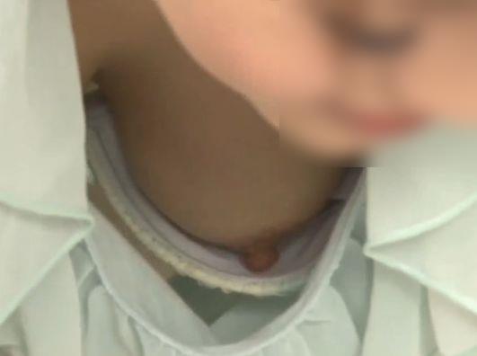【隠し撮り】巨乳デカ乳首が完全ポロリ！社内一巨乳美人の女子社員の無防備な胸チラを盗撮ｗｗｗのトップ画像