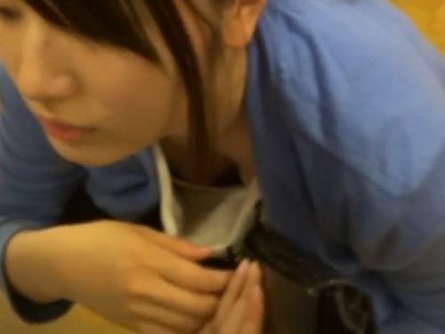 【盗撮】胸チラ隠し撮り映像！店内で買い物中の美女がしゃがみ込んだら接近して胸元を上から覗き込み！のトップ画像