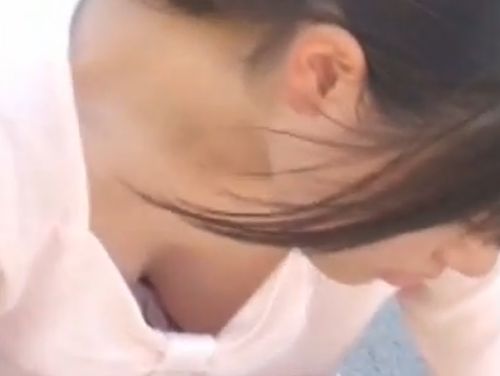【隠撮】前かがみになった美少女のTシャツの隙間から胸チラしてるオッパイ乳首を盗撮！のトップ画像