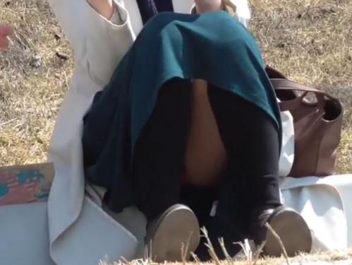 【HQ盗撮動画】情熱の勝負パンティ！彼氏とお外でデート中の素人ギャルの股間を高画質カメラでズームアップｗｗｗのトップ画像