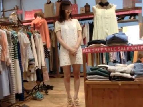 【盗撮動画】アパレルけいショップ店員のパンティ！超スレンダーな美脚美人のパンチラを無断撮影！のトップ画像