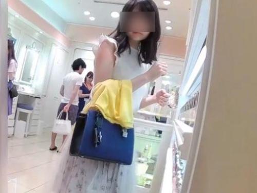 【HQ盗撮動画】色白ピュア美少女のような美人ギャルの白い美脚の隙間からパンチラ隠し撮り!のトップ画像