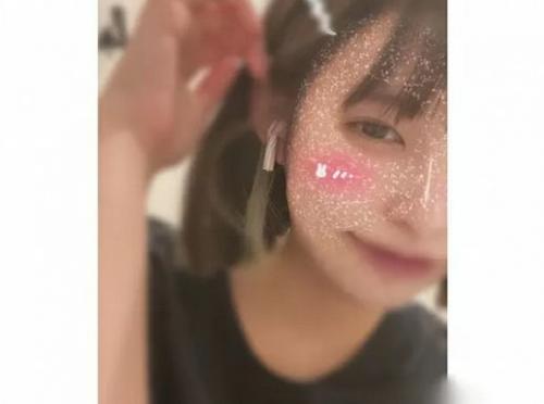 【自撮り女子】激カワ24歳の童顔お嬢さんが丸々とした美乳丸出し指ズボオナニーを自撮り配信！のトップ画像