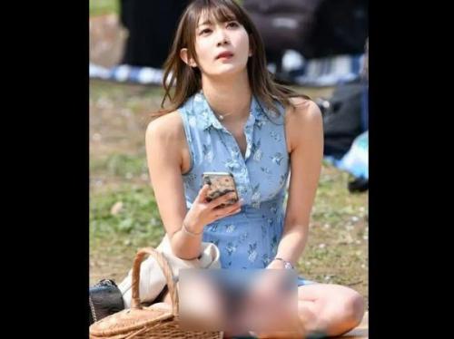 【盗撮】やっぱパンティも美女のものに限る!超美人インスタ女子で有名なギャルが代々木公園で花見中にパンチラ解禁wwwのトップ画像
