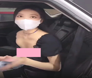 【動画】自動車販売員の女の子、乳首ポロリを撮られエロいと話題になってしまうｗｗｗのトップ画像